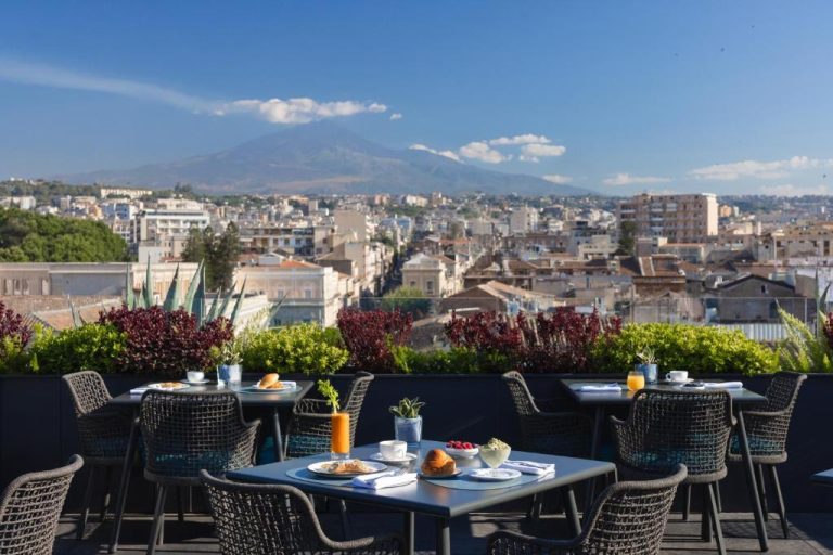 Terraza restaurante del Palace Catania UNA Esperienze con desayuno y vistas al Etna y la ciudad