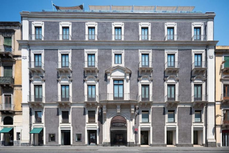 Fachada exterior del Palace Catania UNA Esperienze, edificio histórico con arquitectura barroca siciliana
