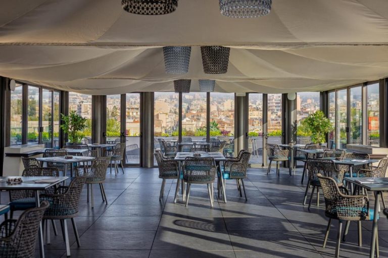 Restaurante en terraza con vistas panorámicas a la ciudad del Palace Catania UNA Esperienze