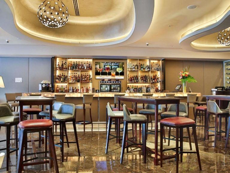 Bar de cócteles con amplia selección de licores del Palladio Hotel Buenos Aires MGallery Collection