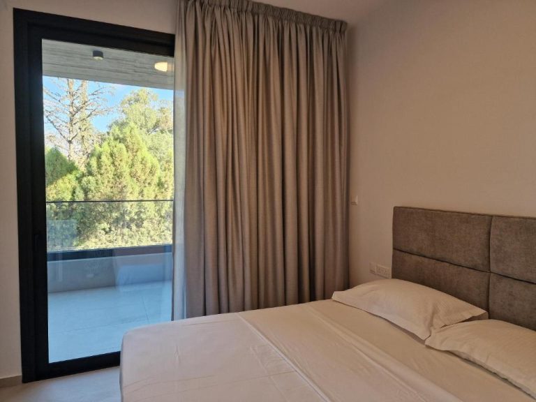 Habitación doble con cama matrimonial y terraza con vistas a jardín en Hypnos Park View