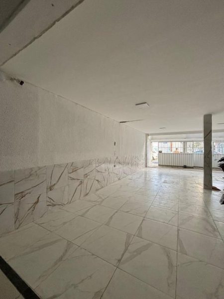 Amplio lobby con suelo y revestimiento de mármol blanco en el Hotel Sol Brasil