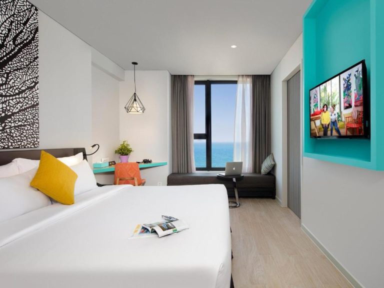 Habitación moderna con cama doble y vista al mar en el hotel ibis Styles Nha Trang