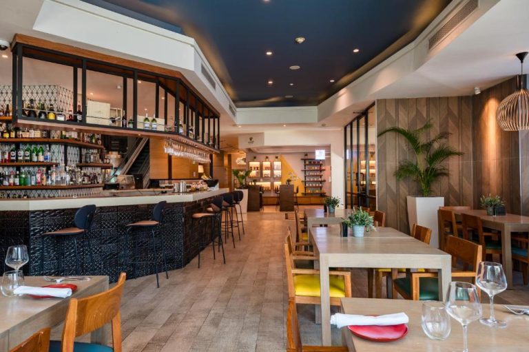 Bar y restaurante moderno con zona de copas del hotel Catalonia Santo Domingo en Madrid