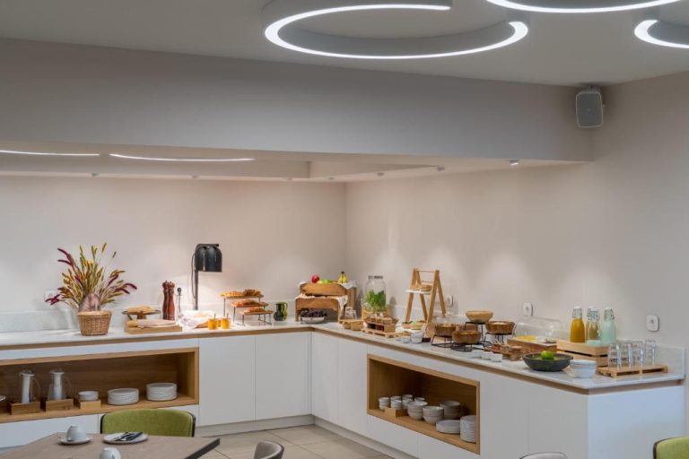 Zona de buffet de desayuno moderno con repostería y frutas frescas en Trofonios Boutique Hotel