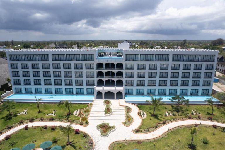 Vista aérea del Tembo Kiwengwa Resort con piscina infinita y jardines tropicales en Zanzíbar