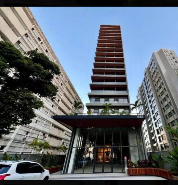 Fachada moderna del Luxuoso Flat Salvador Corredor da Vitoria, edificio alto con balcones en zona urbana