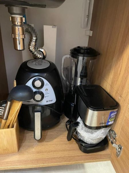 Electrodomésticos de cocina con freidora de aire, licuadora y cafetera Oster en Luxuoso Flat Salvador