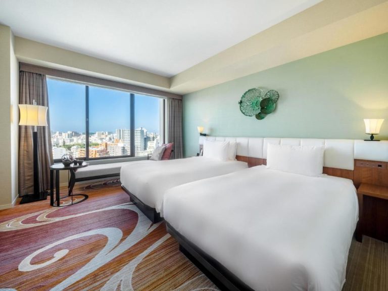 Habitación doble con vistas a la ciudad en el Hyatt Regency Naha Okinawa con camas king