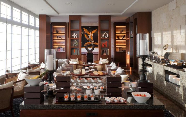 Buffet de desayuno con variedad de platos y elegante decoración en el Hyatt Regency Naha Okinawa