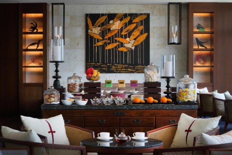 Buffet de desayuno con frutas, té y snacks en el Hyatt Regency Naha Okinawa