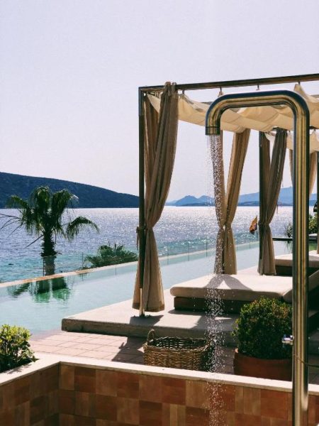 Ducha exterior y piscina infinita con vistas al mar en Casa Nonna Bodrum Adult Only