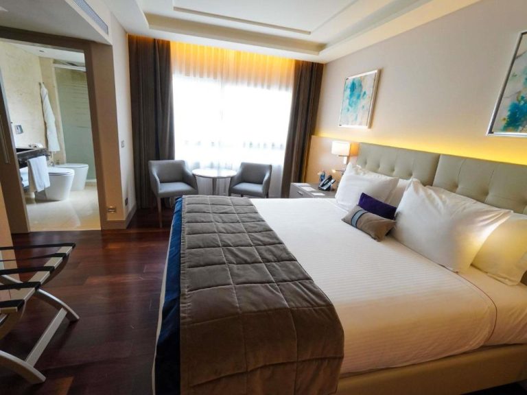 Habitación deluxe con cama king size y baño en suite del Palladio Hotel Buenos Aires MGallery
