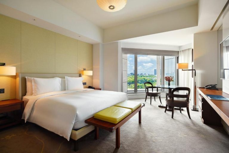 Habitación deluxe con cama king size y vistas al jardín imperial en Palace Hotel Tokyo