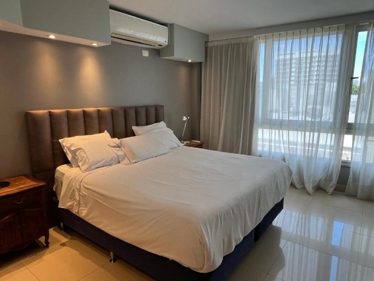 Habitación doble de lujo con cama king size y aire acondicionado en Shoshana Hotel Boutique