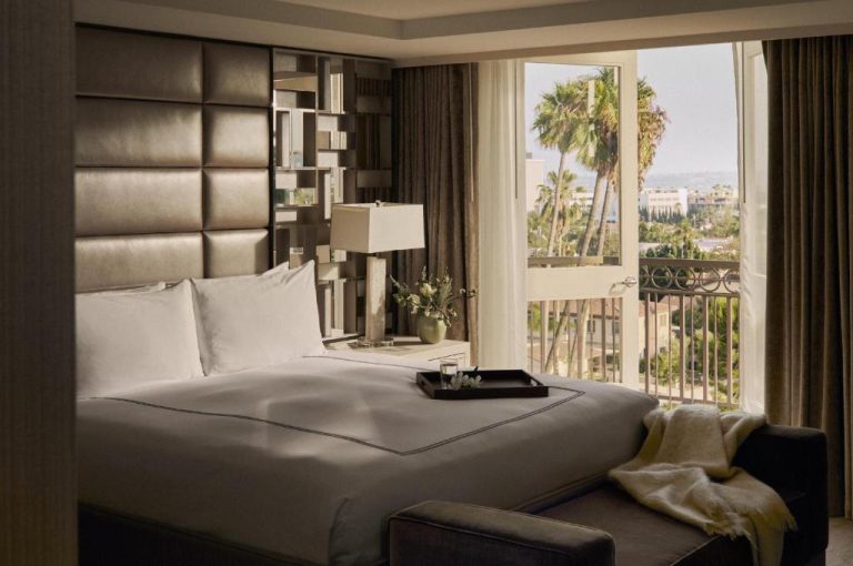 Habitación de lujo con cama king y vistas a las palmeras en L'Ermitage Beverly Hills