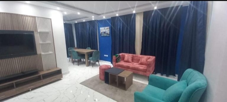 Salón principal con sofás de colores y TV en la aldea Fanadeer Bay de Hurghada, Egipto