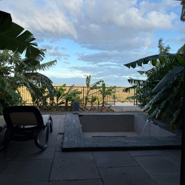 Terraza con jacuzzi privado y vegetación tropical en Destino Hotel & Hot Springs, Bagaces, Guanacaste
