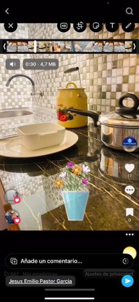 Cocina moderna y equipada del Hotel Solares con encimera de mármol, fregadero y utensilios de cocina