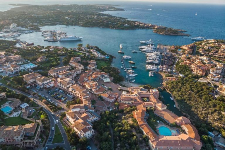 Vista aérea del Cervo Hotel Costa Smeralda Resort con puerto deportivo y yates en Cerdeña