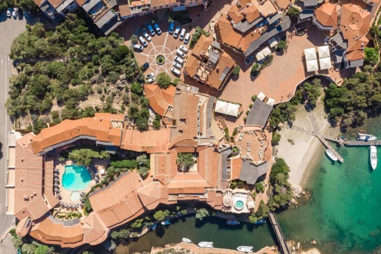 Vista aérea del Cervo Hotel Costa Smeralda Resort con piscina exterior y acceso directo al mar