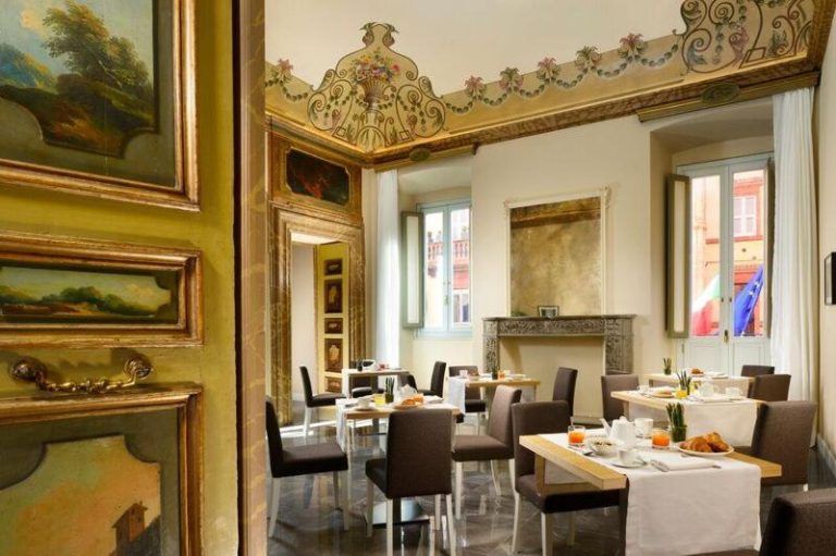 Elegante salón de desayunos con frescos en el techo y chimenea del The Bank Hotel Etruria Collection