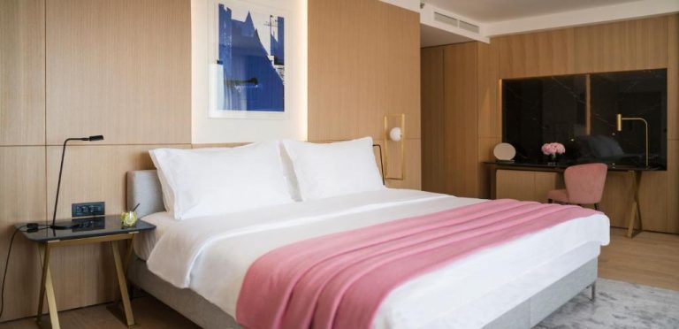 Habitación doble con cama matrimonial y decoración moderna en el Hotel Excelsior