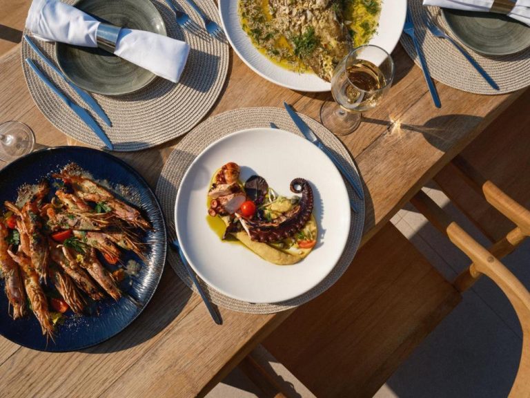 Platos de mariscos y pulpo a la brasa servidos en el restaurante del Tsamis Zante Suites en Zakynthos