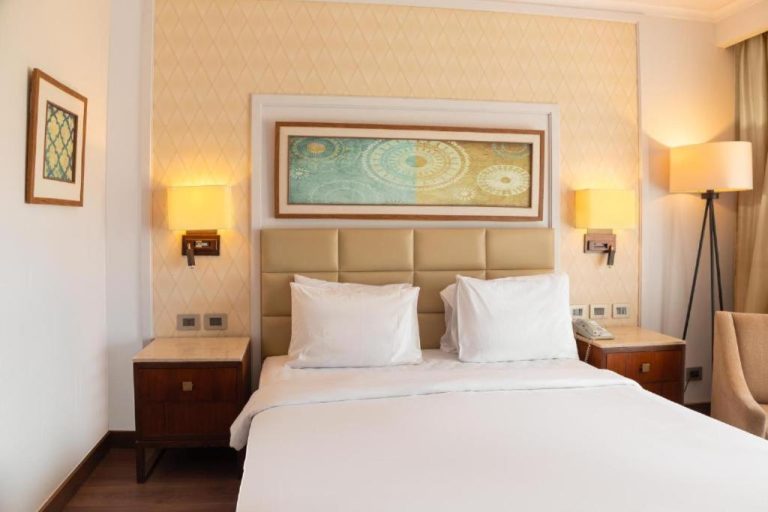 Habitación doble de lujo con cama king size y decoración elegante en Jaz Sharm Dream Vacation Club