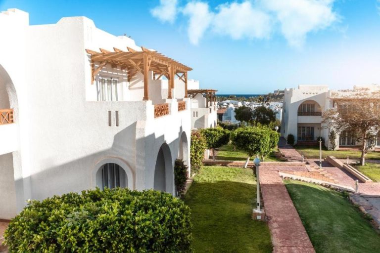 Jardines y bungalows blancos de estilo árabe del Jaz Sharm Dream Vacation Club con vistas al mar