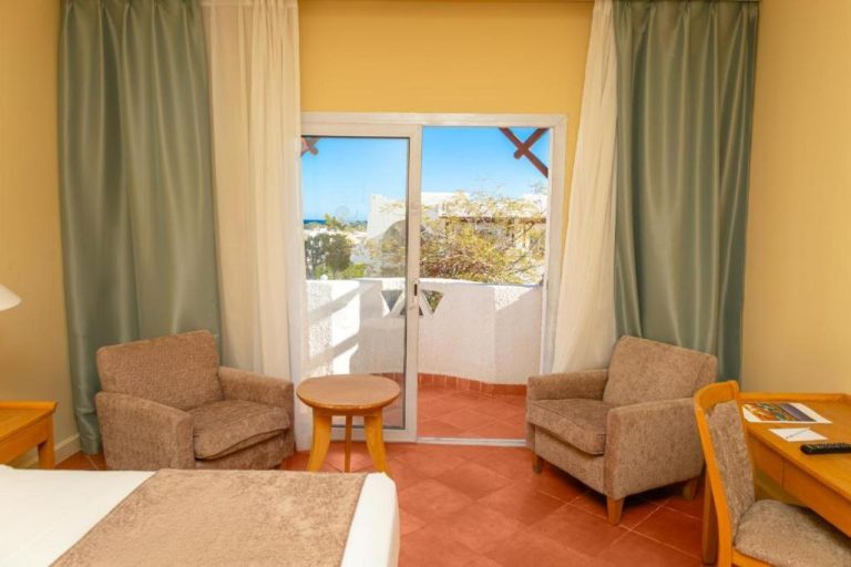 Habitación con terraza y sillones en Jaz Sharm Dream Vacation Club con vistas al exterior