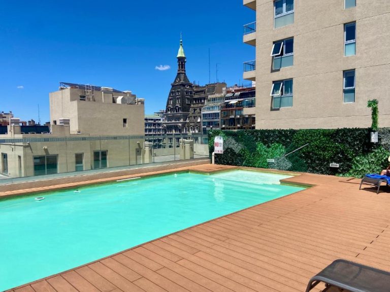 Piscina exterior en terraza del Centro Histórico Apart I con vistas al centro histórico de la ciudad