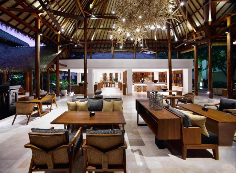 Elegante lobby lounge del Grand Hyatt Bali con techo tradicional balinés y lujoso mobiliario de madera
