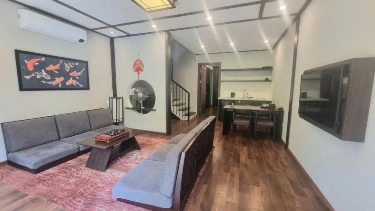 Sala de estar con decoración japonesa y sofás grises en Hotel Lynn Times Thanh Thủy Phú Thọ