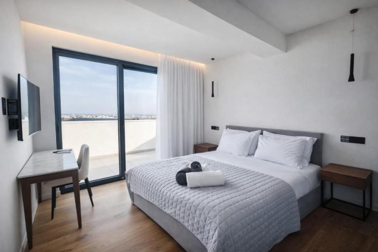 Habitación doble moderna con terraza y vistas panorámicas en Sky Suites Nicosia