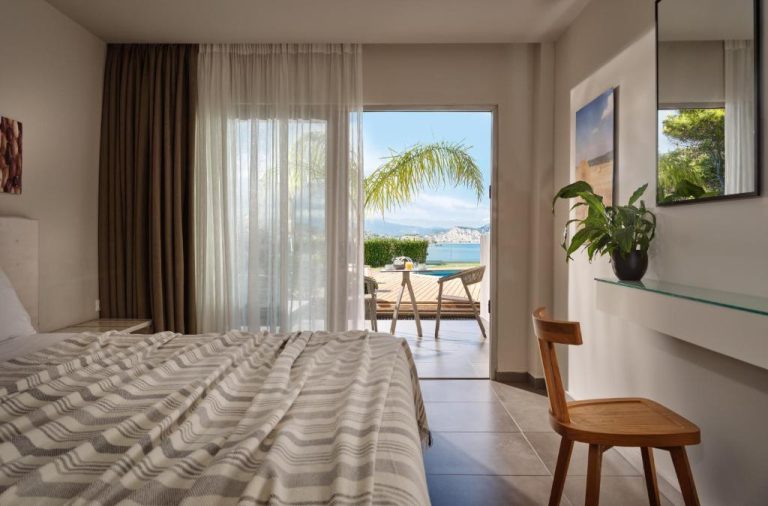 Habitación doble con terraza y vistas al mar en Ionian Hill Hotel, decoración moderna y luminosa