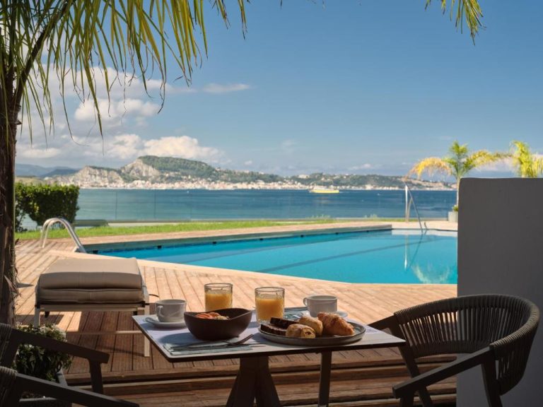 Desayuno junto a la piscina exterior del Ionian Hill Hotel con vistas panorámicas al mar Jónico