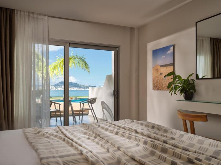 Habitación con cama doble y terraza con vistas al mar en Ionian Hill Hotel