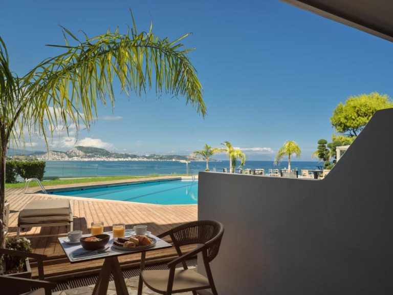 Terraza con desayuno y piscina infinita con vistas al mar Jónico en Ionian Hill Hotel