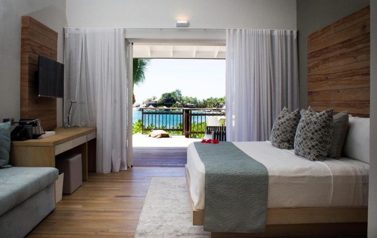 Habitación de lujo con cama doble, terraza y vista al mar en el hotel CaranaBeach