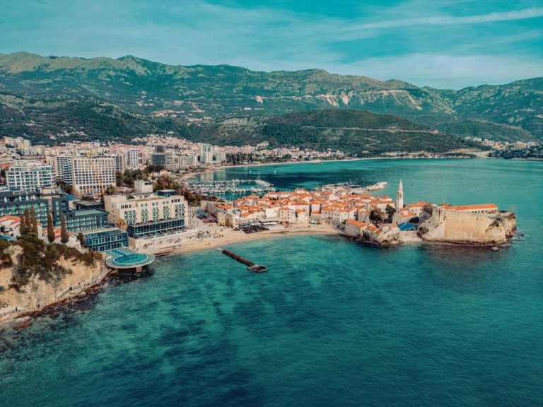 Vista aérea del Avala Resort & Villas con el casco antiguo de Budva y el mar Adriático