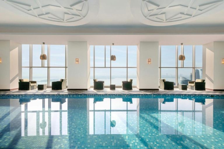 Piscina interior climatizada con vistas al mar en Le Meridien City Center Doha, Qatar