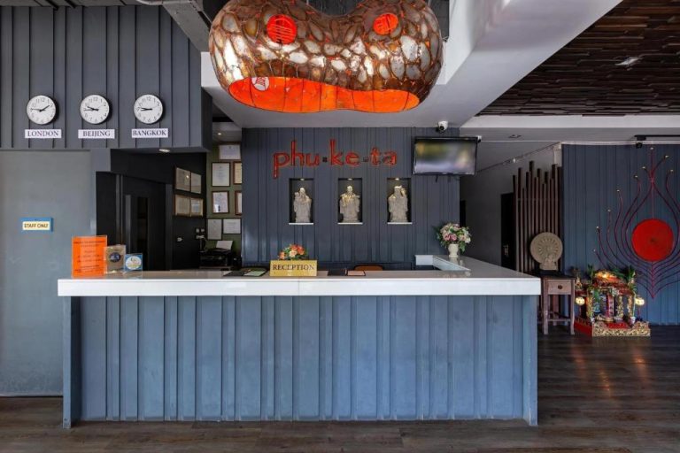 Recepción principal del Phuketa Hotel en Phuket Town con decoración oriental y relojes mundiales