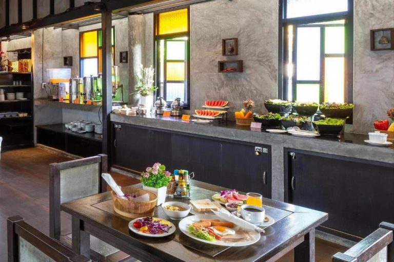 Buffet de desayuno con frutas frescas y ensaladas en el restaurante del Phuketa Hotel Phuket Town