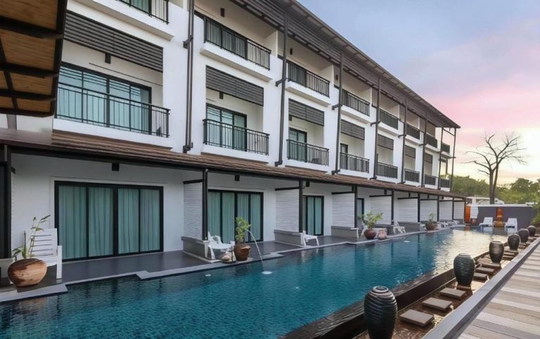 Piscina exterior tipo lap pool con acceso directo desde habitaciones en Phuketa Hotel Phuket Town