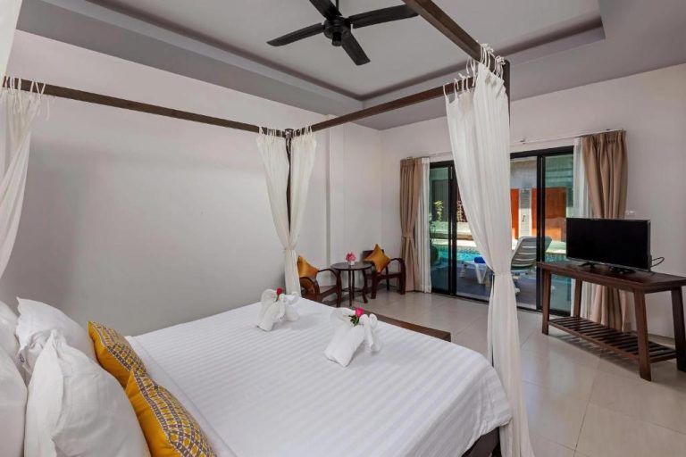 Habitación con cama de dosel y vistas a la piscina privada en Phuketa Hotel Phuket Town