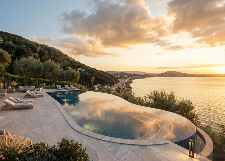 Piscina infinita con vistas al mar y atardecer dorado en el Ionian Hill Hotel