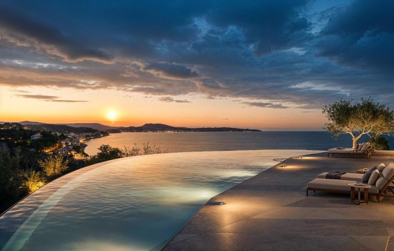 Piscina infinita del Ionian Hill Hotel con vistas panorámicas al mar Jónico durante el atardecer