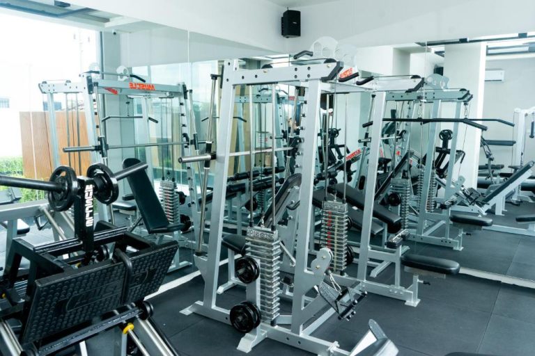 Gimnasio completamente equipado con máquinas de musculación y pesas en Azana Style Hotel Tulungagung