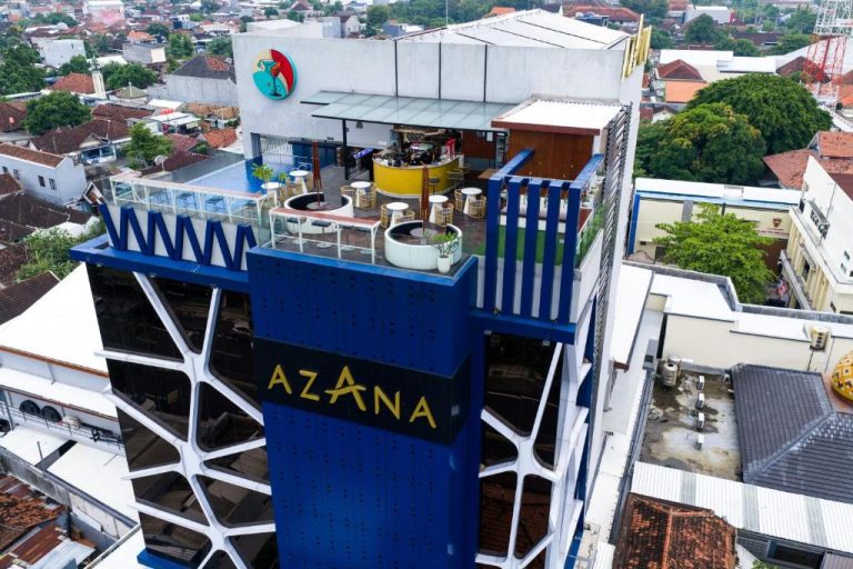 Vista aérea del rooftop bar y terraza del Azana Style Hotel Tulungagung con vistas panorámicas